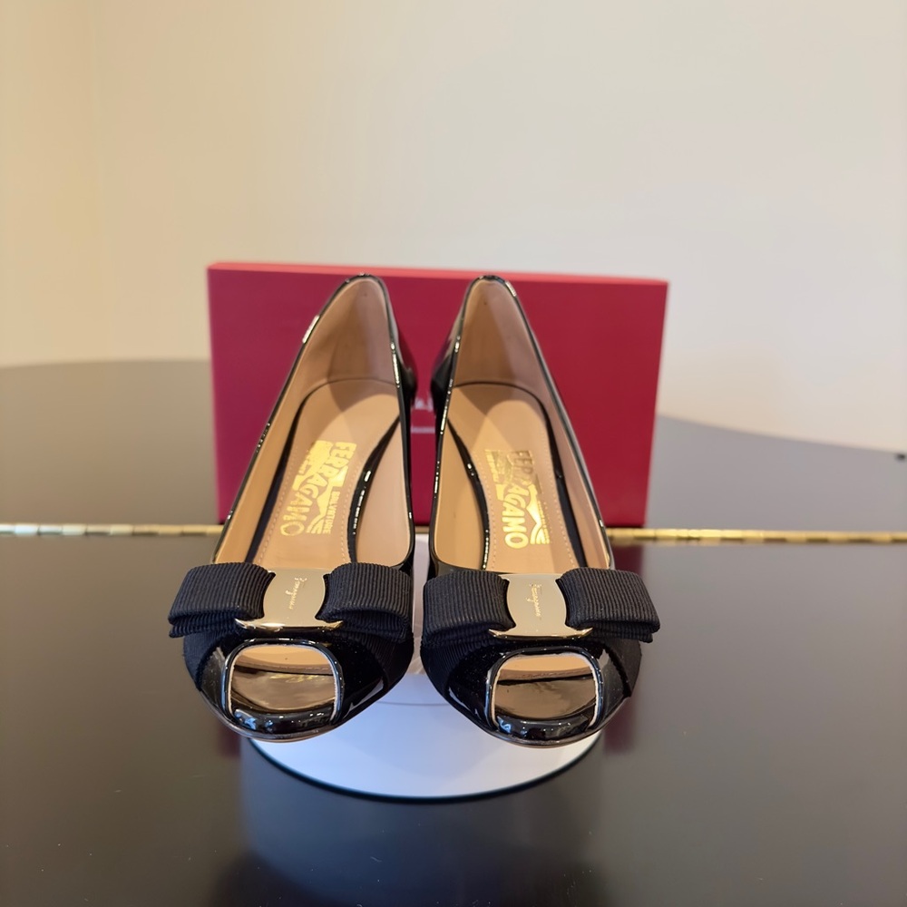 Salvatore Ferragamo NWT Luxury Party Classic RARE Authentic Black Patent Pumps - Picture 5 of 17